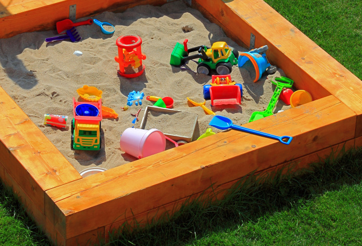Es ist ganz einfach, selbst einen Sandkasten zu bauen – eine Schritt-für-Schritt-Anleitung zum Erstellen eines unterhaltsamen und sicheren Spielbereichs:
